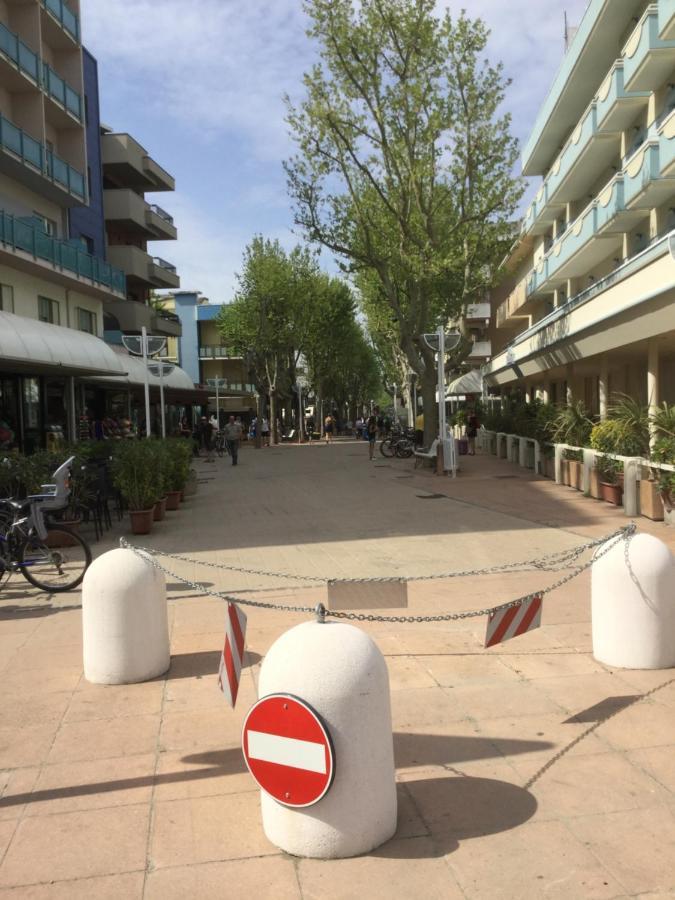 Appartamento Viale Pedonale A Due Passi Dal Mare ベラーリア・イジェア・マリーナ エクステリア 写真